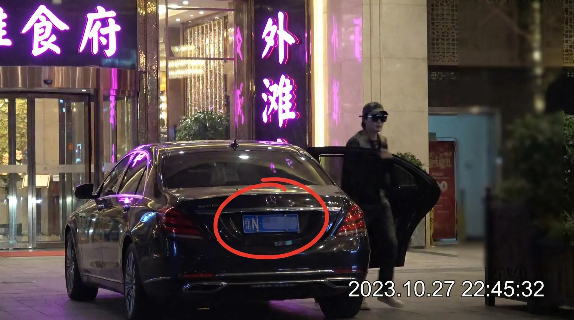 腾龙娱乐平台 - 豪车餐厅外被拍